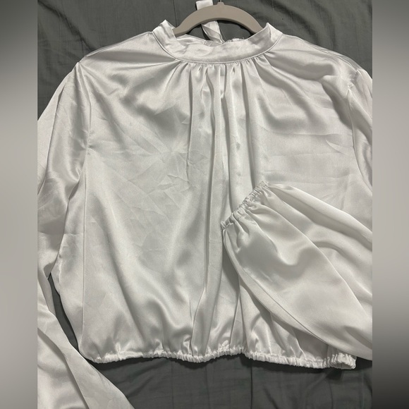 white blouse - Picture 1 of 4